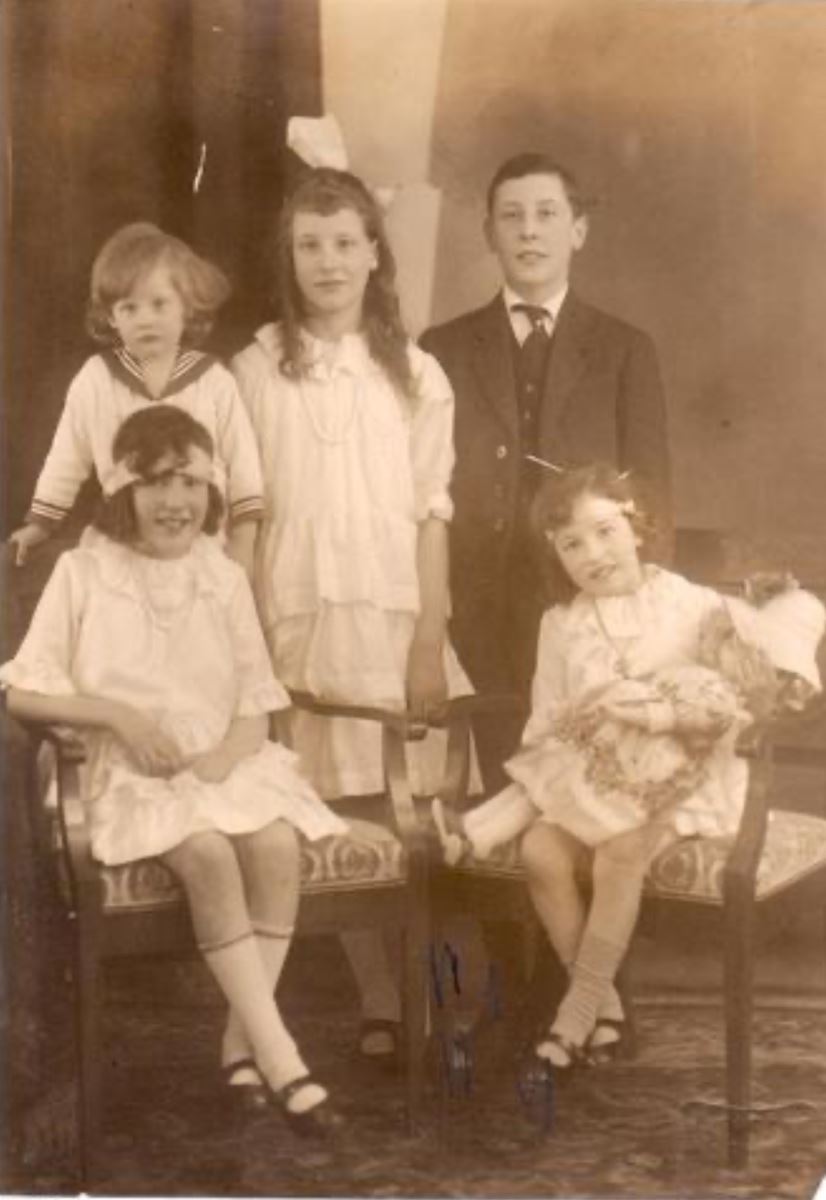 Florence Mendel (standing), Lill’s grandmother, pictured with her mother, Rhoda Yetta Freeman, and her two youngest siblings, Esther and Harry Isidor, in Trondheim c.1920. Esther and Harry were deported from Norway on November 26th 1942 and died in the gas chambers at Auschwitz on 1st December.
